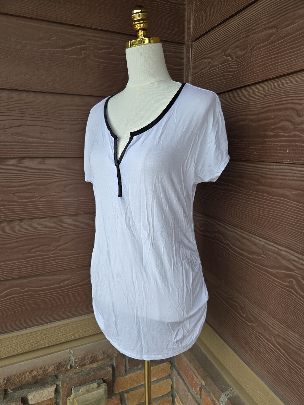 Old Navy Maternity White Short-Sleeve V-Neck Top with Black Trim – Women’s Large